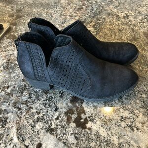 Carlos by Carlos Santana Black Ankle Booties Sleek Design 7.5